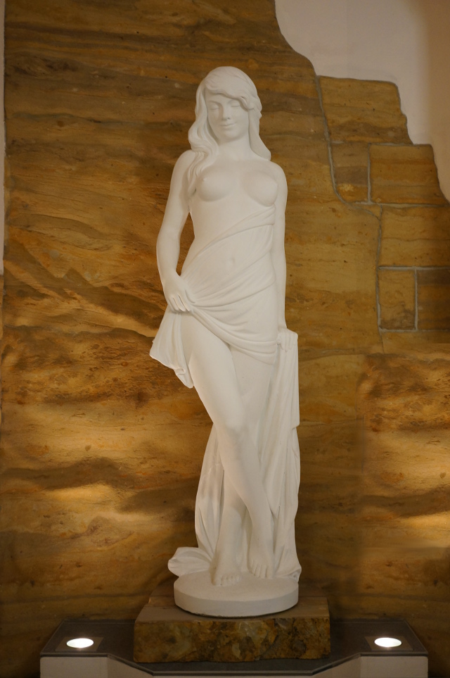 Lausitzwerbung_Sandsteindekor_Stadtbad_Zittau_Figur.jpg